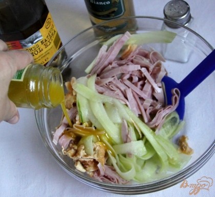 Соединить полоски омлета, ветчины и огурца в салатнице. Заправка: в мал.баночке взболтать до однородной эмульсии масло, уксус, заправить салат.