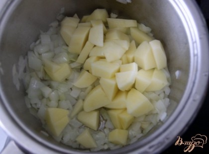 Добавить картофель, нарезанный небольшим кубиком, обжарить ещё мин.5, помешивая.