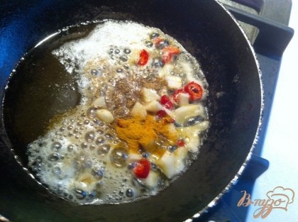 Разогреваем сливочное и растительное масло, кладем сначала чеснок и перец чили слегка обжариваем и добавляем кумин, орегано и смесь перцев