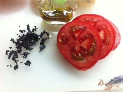 Нарезаем кружочками помидор и мелко фиолетовый базилик
