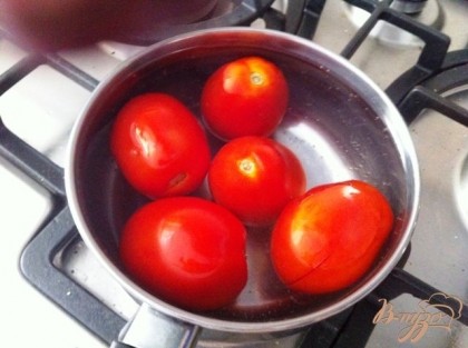 На помидорах сделать крестообразный надрез, ошпарить кипятком и оставить в воде примерно на 5 минут
