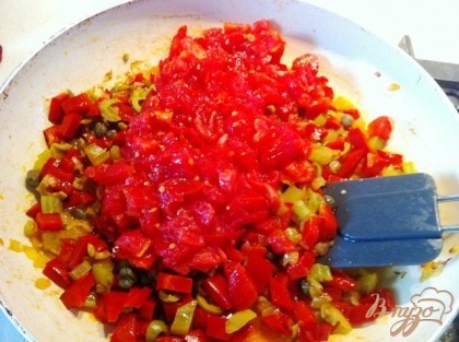 Через 5 минут переложить в сковороду помидоры. Готовить, помешивая до мягкости перцев.