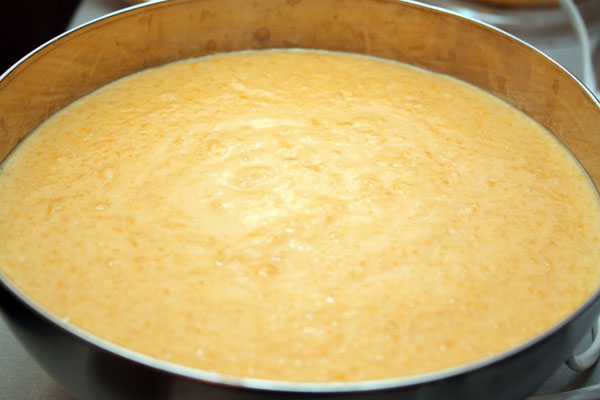 Добавляем в теплые сливки растворенный желатин и абрикосовое пюре, хорошо перемешиваем.<br>Ставим в нужной форме на холод для застывания.