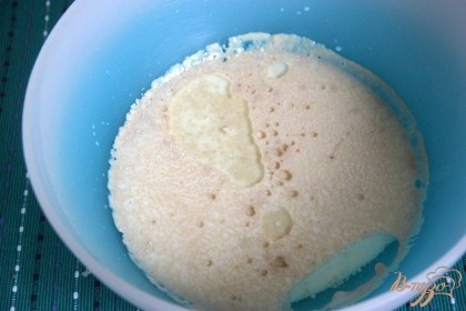 Слегка подогреть воду и молоко(30*С) , развести в них дрожжи, добавить сахар, соль, яйцо, растительное масло.