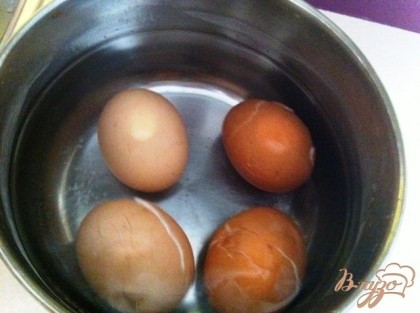 Отвариваем вкрутую яйца