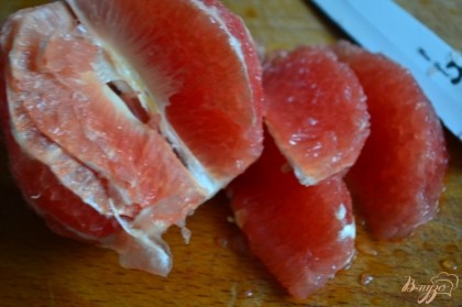 Грейпфрут почистить и вырезать дольки . Затем дольки нарезать мелко.