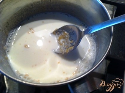Теперь замачиваем желатин в половине тёплого молока и оставляем для набухания. Обычно на это уходит около 15-20 минут. Берём оставшееся молоко, нагреваем его, но не кипятим и вливаем в него тоненькой струйкой молоко с набухшим желатином, перемешиваем.