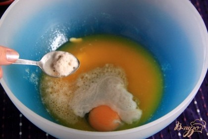 В растопленный и остывший маргарин добавить яйцо, соль, гашеную соду и взбить венчиком.