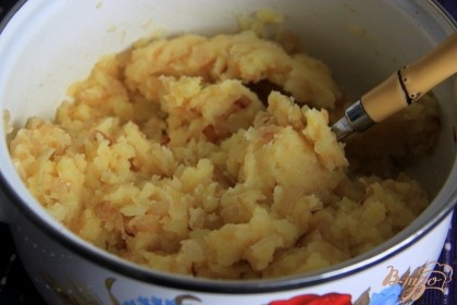 Начинка (может быть разная!). Отварить картофель, добавить поджаренный лук. Приправить солью, перцем.