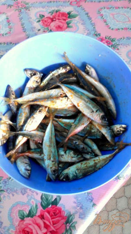 Рыбку помыть (не чистить!), посолить, посыпать специями для рыбы, выдавить через чеснокодавку зубок чеснока, перемешать и оставить на 10-15 минут.