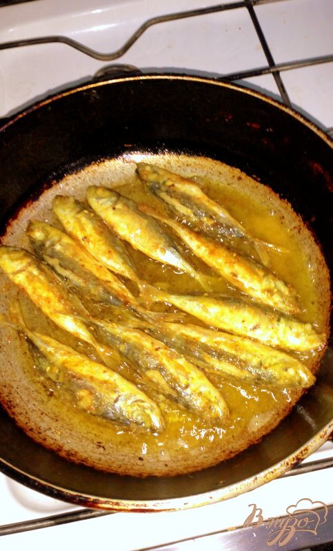 На сковородку налить растительное масло, разогреть. Рыбку запанировать в муке и жарить на растительном масле с двух сторон до румяной корочки.