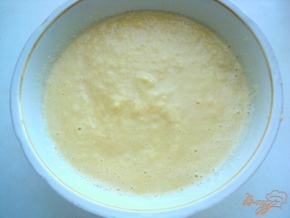 Картофель тщательно помыть и очистить от кожицы. Снова помыть в холодной воде и натереть на мелкой тёрке. Отжать тёртый картофель от лишнего сока и переложить в миску. Влить в неё кефир и вбить яйцо. Тщательно всё перемешать. Соду погасить лимонным соком и добавить в картофельную массу.