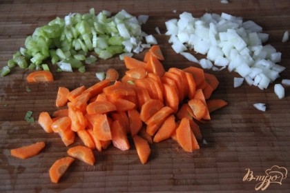 Сельдерей очистить и нарезать тонкими полукольцами, морковь - полуколечками, лук - мелким кубиком.