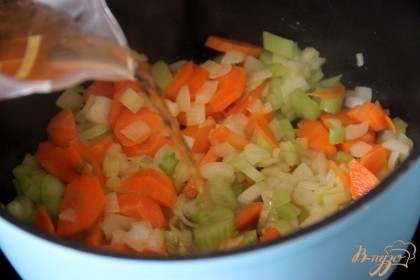 Обжарить лук, морковь и сельдерей в сотейнике на разогретом масле 5- 7 мин.
