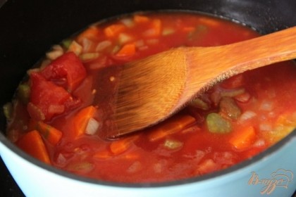 добавить томаты в собственном соку (или свежие, но предварительно сняв с них кожицу), тушить минут 20, помешивая.