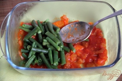 В форму для запекания выложить на дно пару ложек овощного соуса, а сверху - слой фасоли