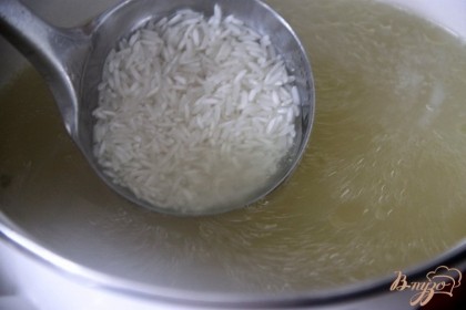 Суп процедить, добавить в него рис. Варить до готовности.