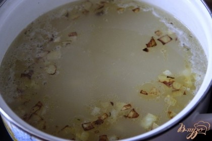 В это время поджарить на раст.масле 1 мелконарезанную луковицу, добавить в суп