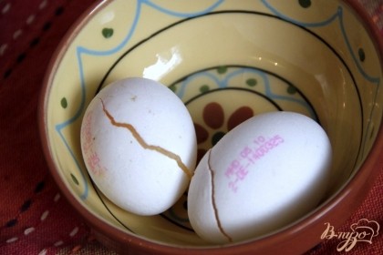 Яйца (желательно - домашние или био) хорошо помыть, просушить и  выложить в морозильную камеру на сутки - макс.3. Скорлупа треснет, но яйцо не вытечет.