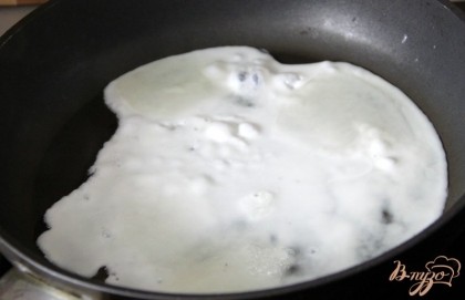 Белок обжарить с одной стороны на горячей сковороде, смазанной слегка маслом.