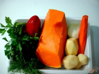 Из овощей нам понадобится картофель, лук, морковь, перец и тыква, а также зелень.