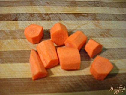 Морковь крупно нарезаем и отправляем в суп.