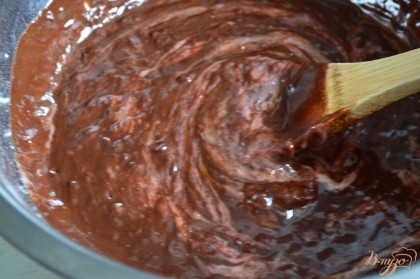 Отдельно растопить шоколад и сливочное масло.Влить в тесто и размешать.