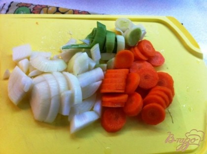 Подготовим овощи: моем, чистим и нарезаем крупно.