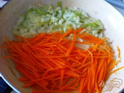 Добавляем морковь к лук и далее обжариваем