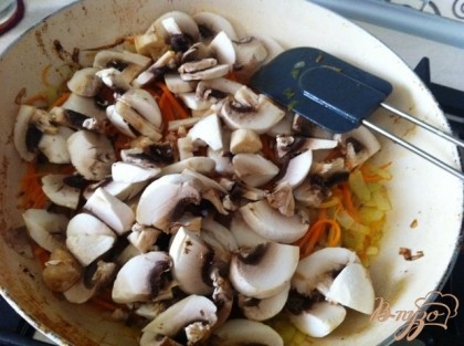 Добавляем грибы к овощами и жарим около 5-7 минут
