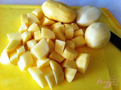Чистим и нарезаем крупным кубиком картофель