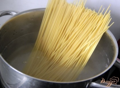 В это же время отварить  спагетти (по инструкции)
