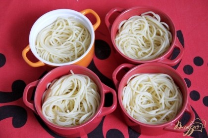 Формочки смазать сл. маслом и выложить готовые спагетти, как гнезда