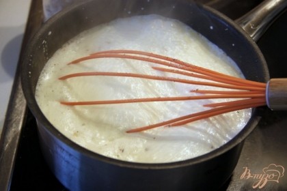 В сотейнике подогреть сливки, приправить солью и перцем, уварить на 1/3, постоянно помешивая.