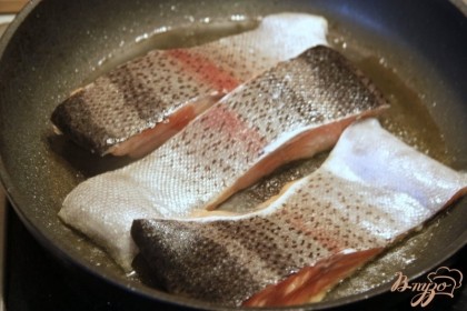 В это время обжарить на хорошо разогретой сковороде рыбу.
