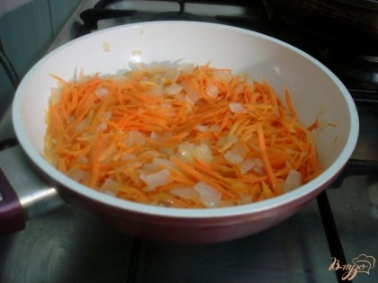Лук и морковь отправляем пассероваться на сковороду.