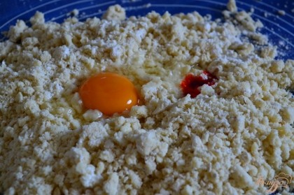 Выбить яйцо и добавить краситель. Замесить мягкое тесто. Если понадобится , подсыпайте муки сколько нужно. Тесто не должно липнуть к рукам.