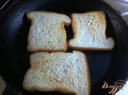 Поджариваем тостовый хлеб без масла