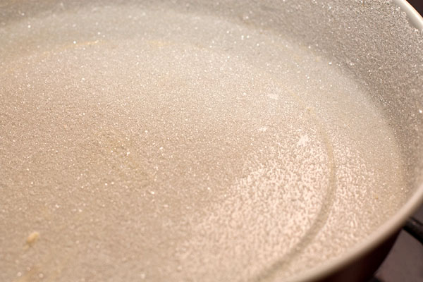 Теперь готовим тесто. Яйца тщательно взбиваем с сахаром добела, добавляем туда просеянную муку, щепотку соли, разрыхлитель и немного корицы.