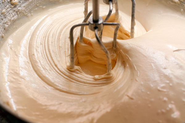 Готовность проверяем спичкой или деревянной зубочисткой — если она выйдет из пирога сухой, значит пирог готов. 