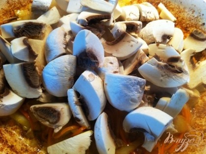 Добавляем грибы к овощам и обжриваем, соли и персим по вкусу