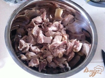 Куриное мясо отделяем от костей и нарезаем кусочками