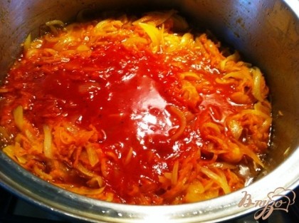В обжаренные овощи дрбавляем разбавленную приправами томатную пасту и перемещиваем, тушим на медленном огне 5-10 минут