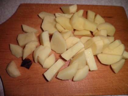 Почистить картофель и нарезать его брусочками