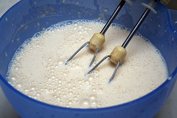 Разбавить молоко 1:1 холодной водой, добавить яйца и все хорошенько перемешать. Молочно-яичную смесь ввести в муку и тщательно перемешать, добавить масло, посолить. Масло можно и не добавлять, но тогда его нужно добавить на сковороду.