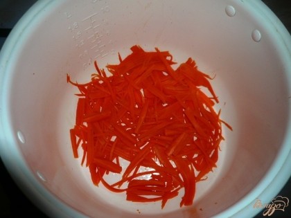 Морковь обжариваю в чаше мультиварки с добавлением растительного масла.