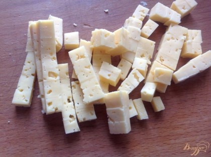 Сыр нарезать тонкой соломкой