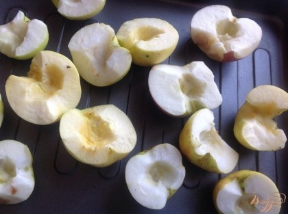 Яблоки перерезать пополам, очистить от семян.