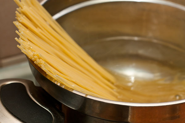 Пока готовится соус, сварите спагетти в большом количестве подсоленной воды с оливковым маслом.