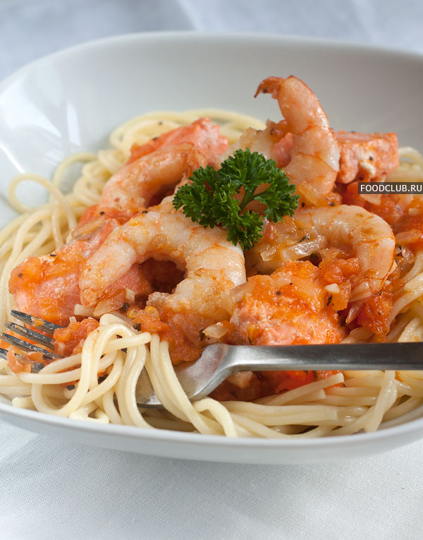 Горячие спагетти разложите по тарелкам, а сверху положите соус. Для большей эстетичности можно не смешивать рыбу и креветки с соусом, а просто уложить их сверху.